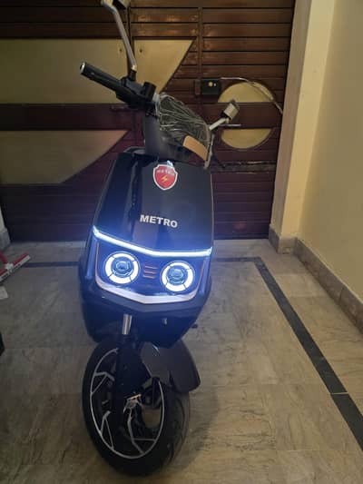 metro M6 EM Power . . . . new scooter . . . 35km driven . .