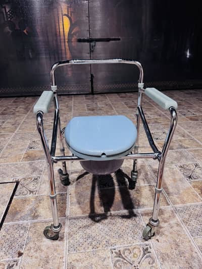 Commode chair Foldable with wheels