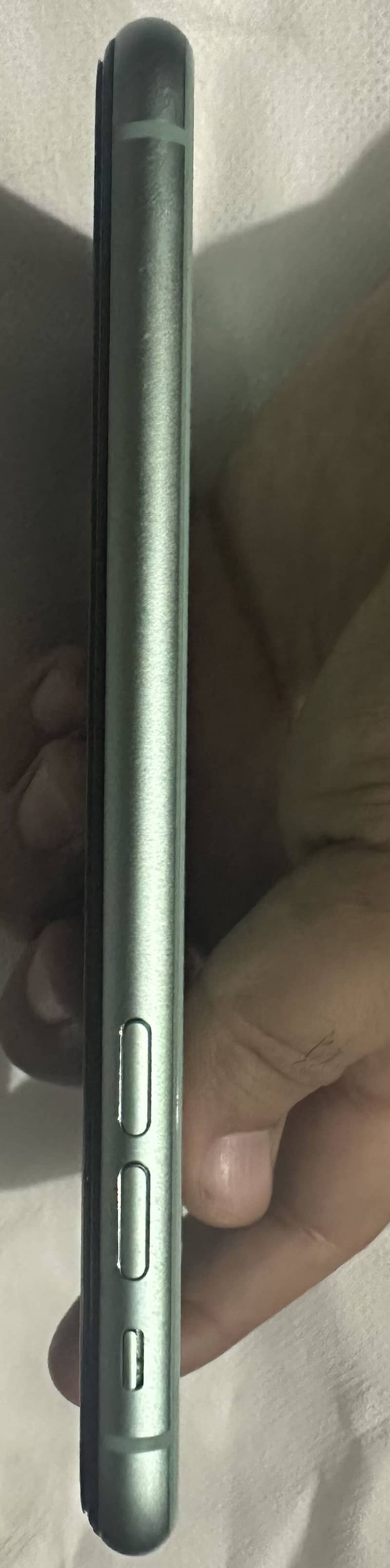 Apple iPhone 11 4
