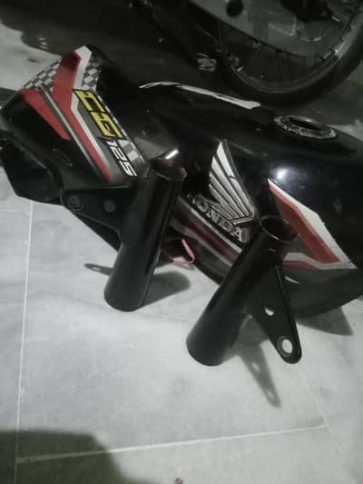 125 24 Model Fuel Tank & Tapay & Ears in Good condition with one Logo