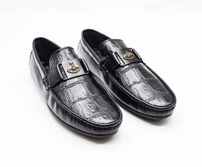 Comfortable loafers for men with falcon buckle.