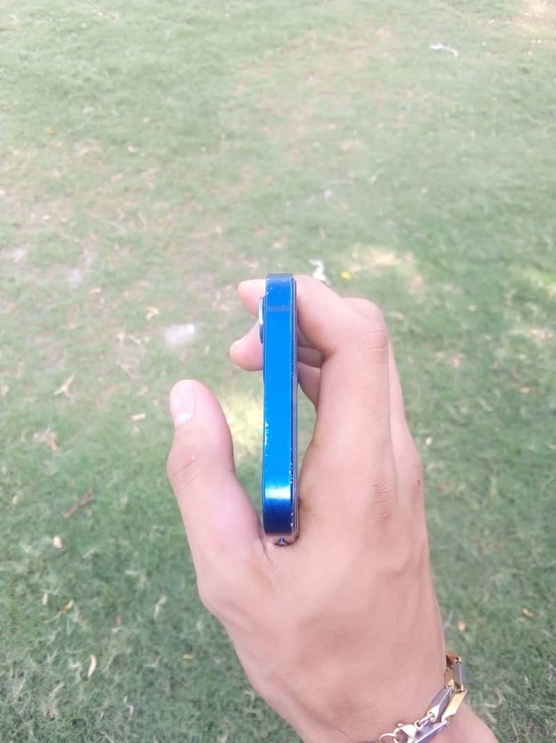 Apple iPhone 12 4