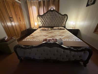 Chinoti Sheesham Wood Bed Set + Dressing Table