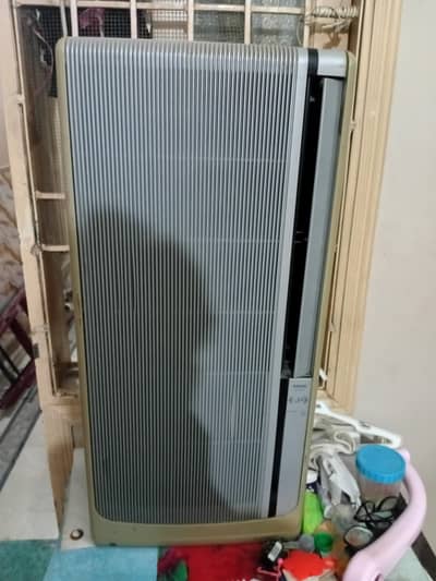 Ship AC sanyo (Japanese Brnad] orignal Gas very good condition,
