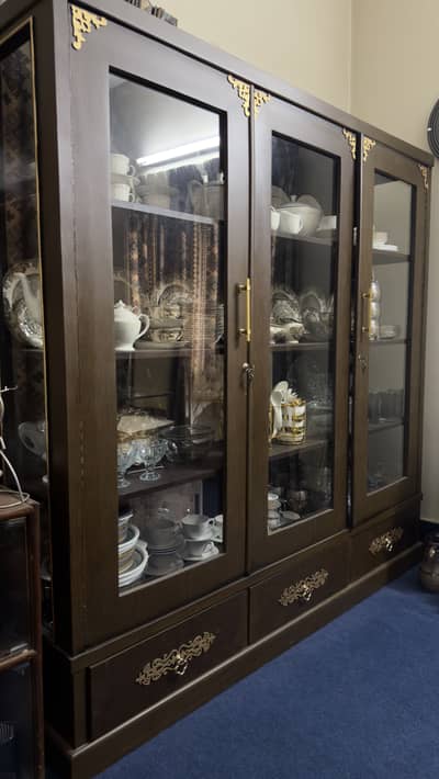 Showcase with drawers and glass