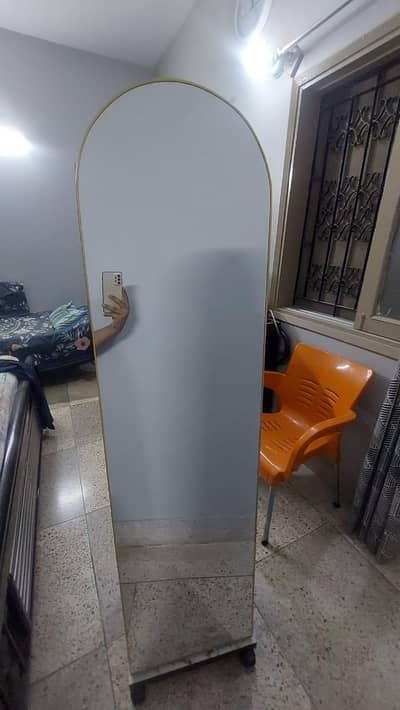miror and dresser