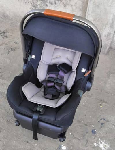 Nuna pipa baby car seat almost new