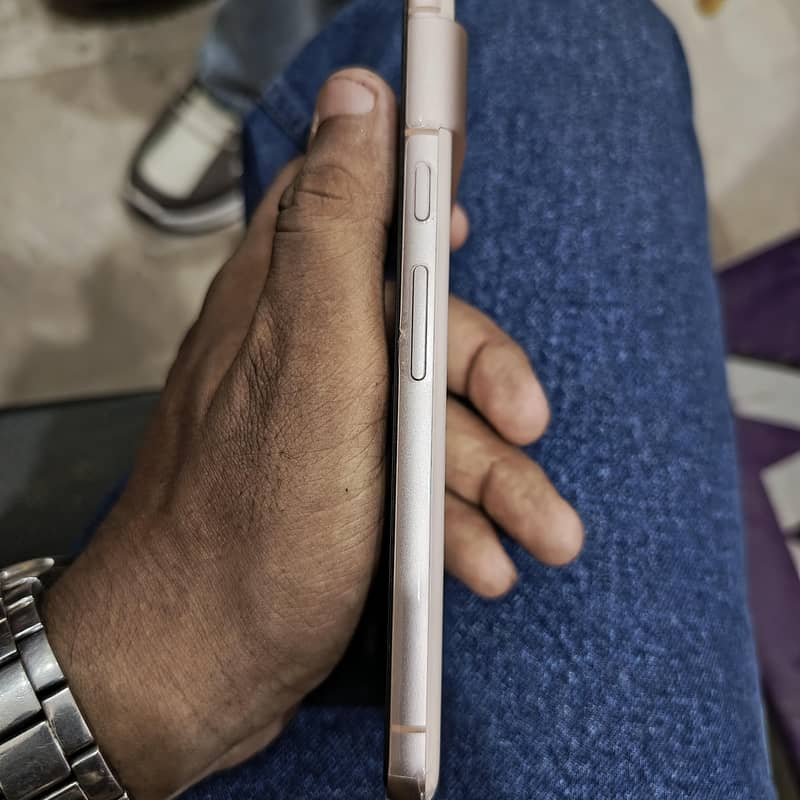 Google Pixel 8 4