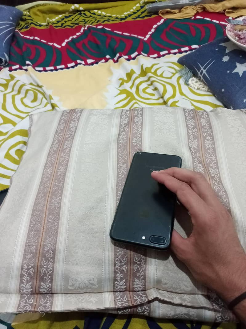 Apple iPhone 7 Plus 5
