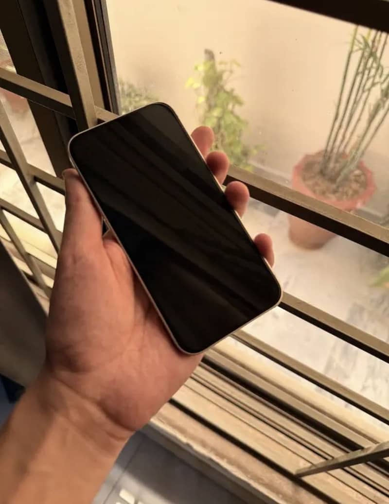 Apple iPhone 13 4