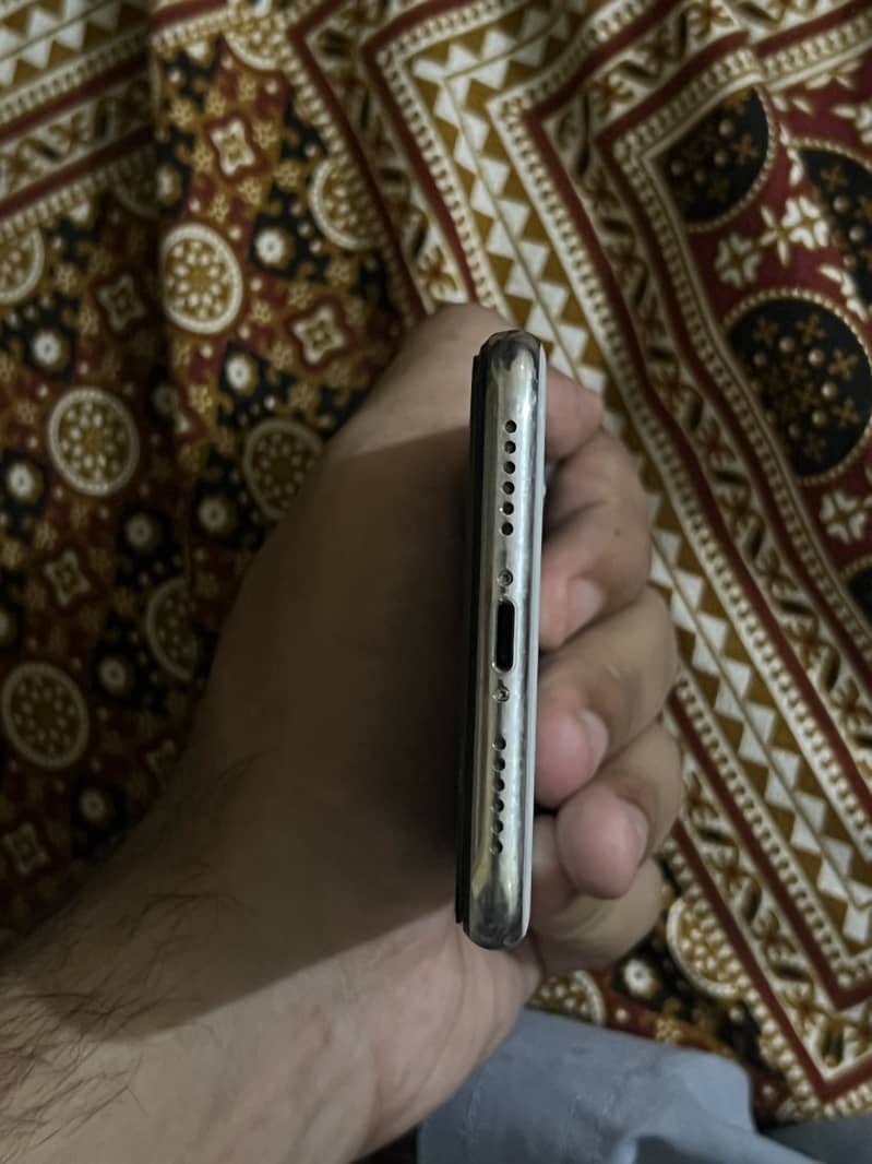 Apple iPhone X 4