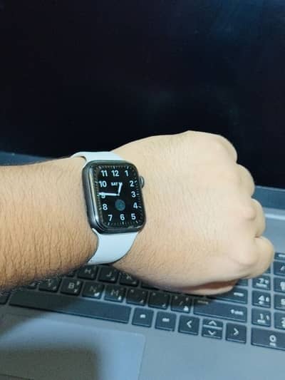 Apple watch series 6 (titanium)