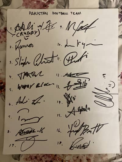 Pakistani football team full signatures