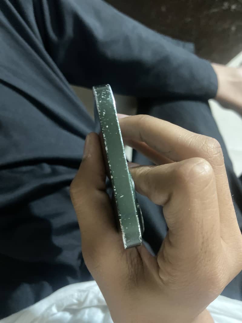 Apple iPhone 13 4