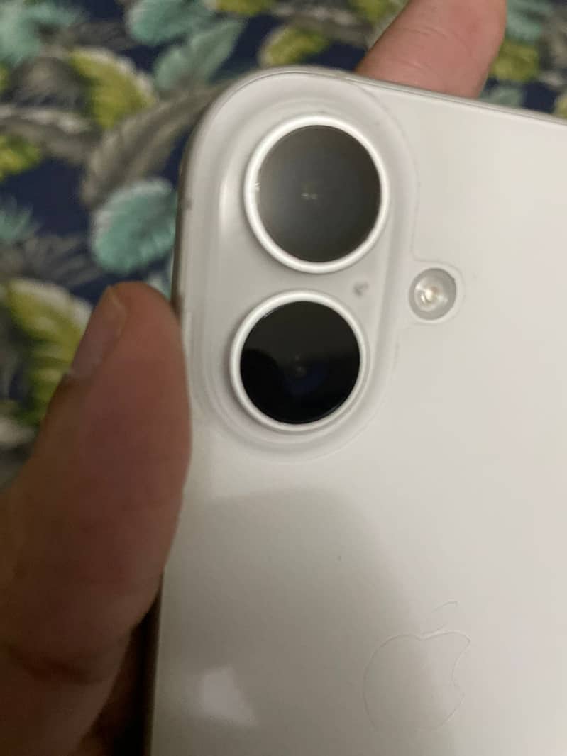 Apple iPhone 16 2