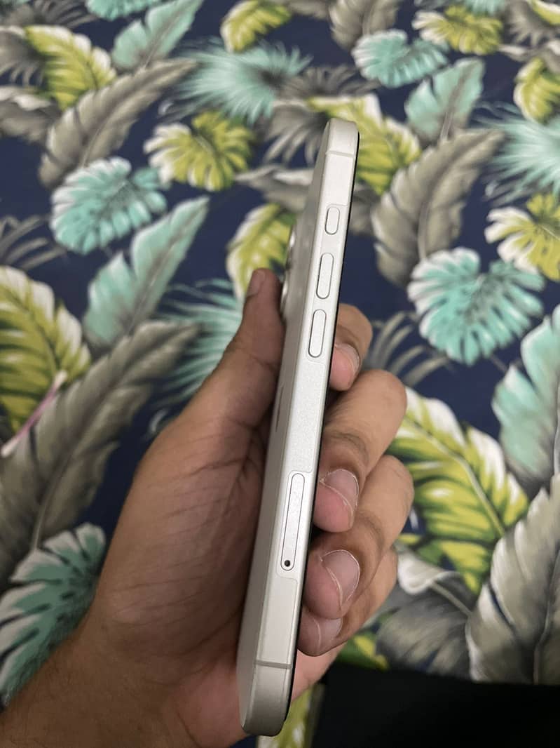 Apple iPhone 16 3
