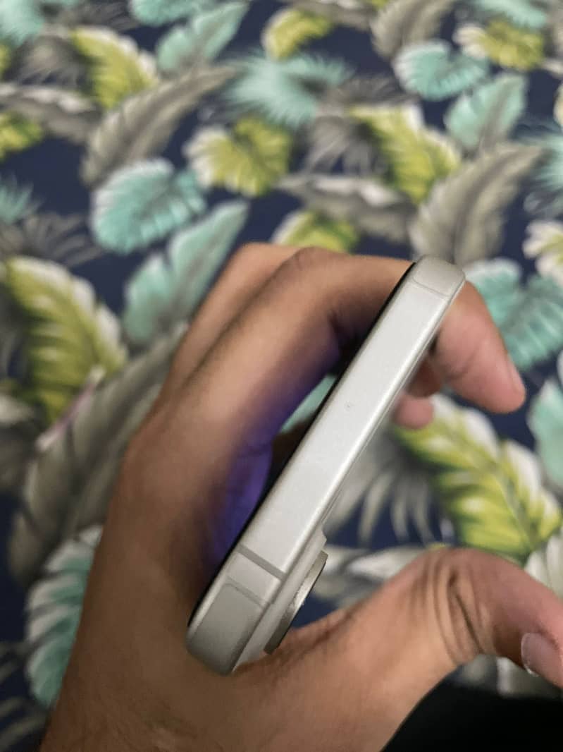 Apple iPhone 16 5