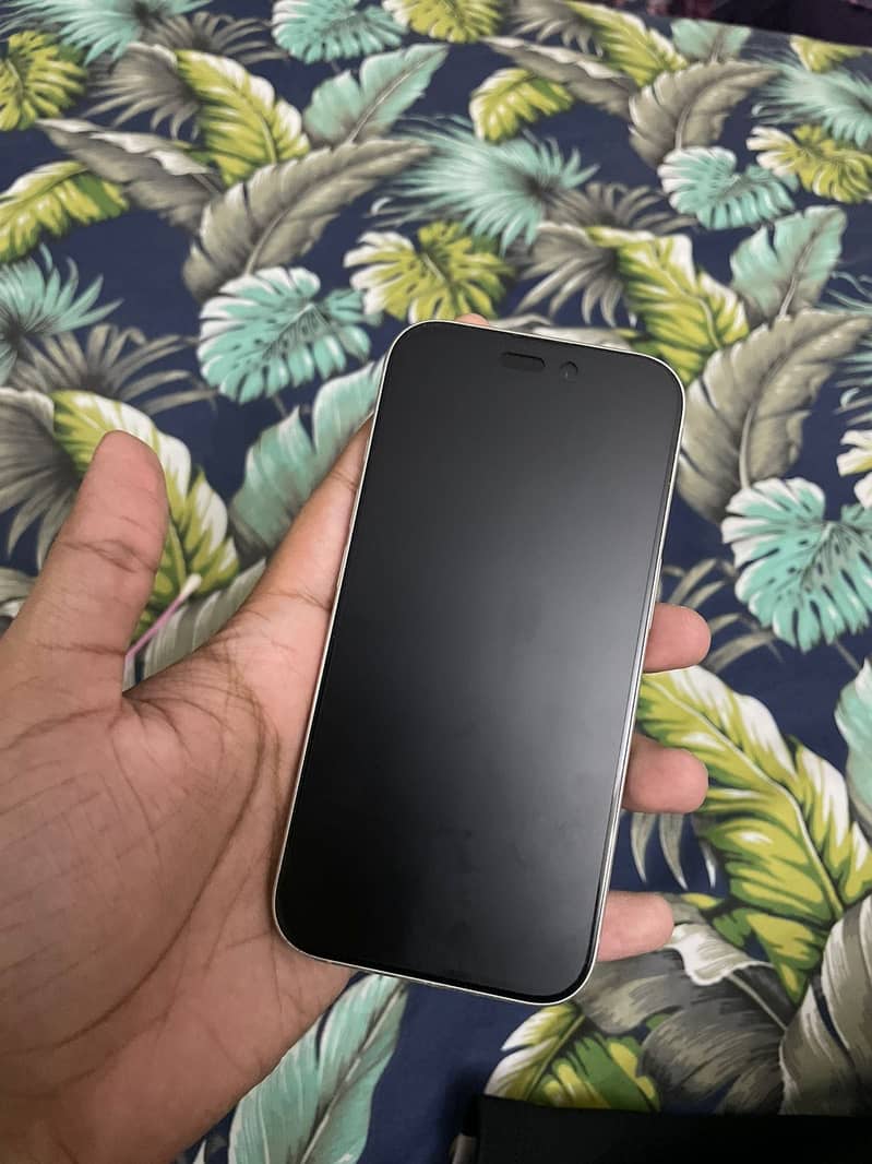 Apple iPhone 16 6