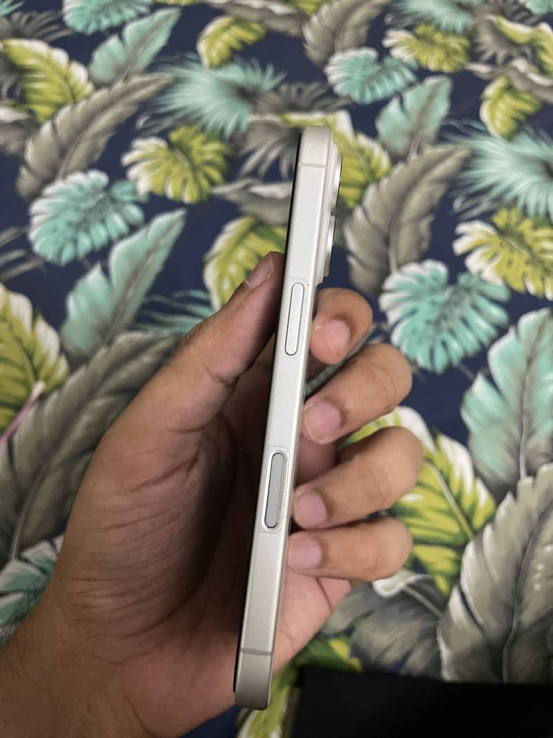 Apple iPhone 16 7