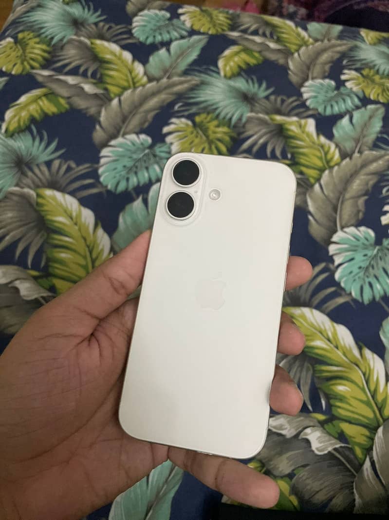 Apple iPhone 16 8