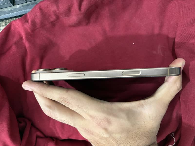 IPHONE 16 PRO MAX 4