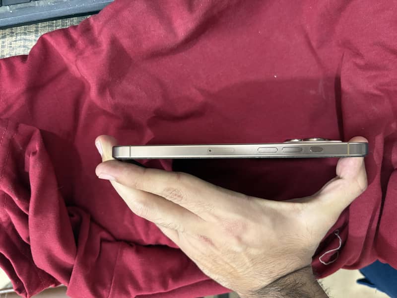 IPHONE 16 PRO MAX 12