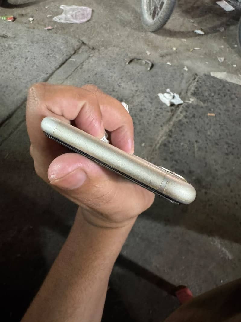 Apple iPhone 11 3