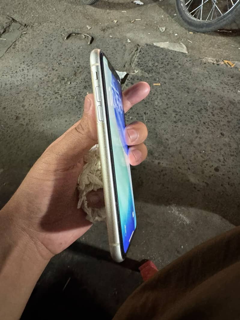 Apple iPhone 11 4