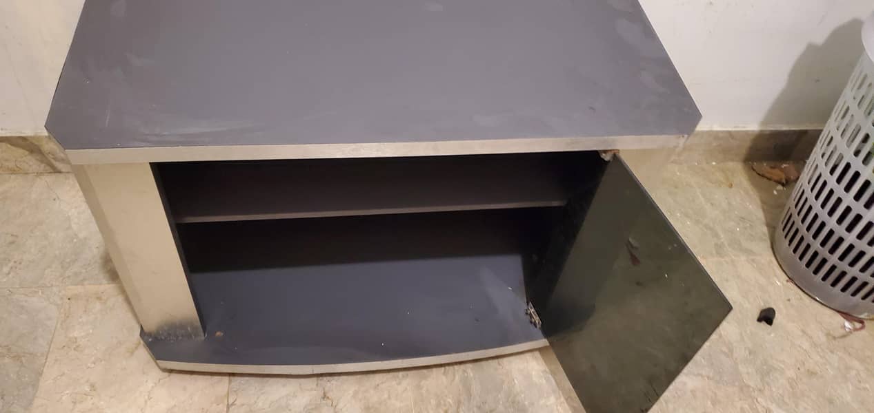 tv table good condition 2