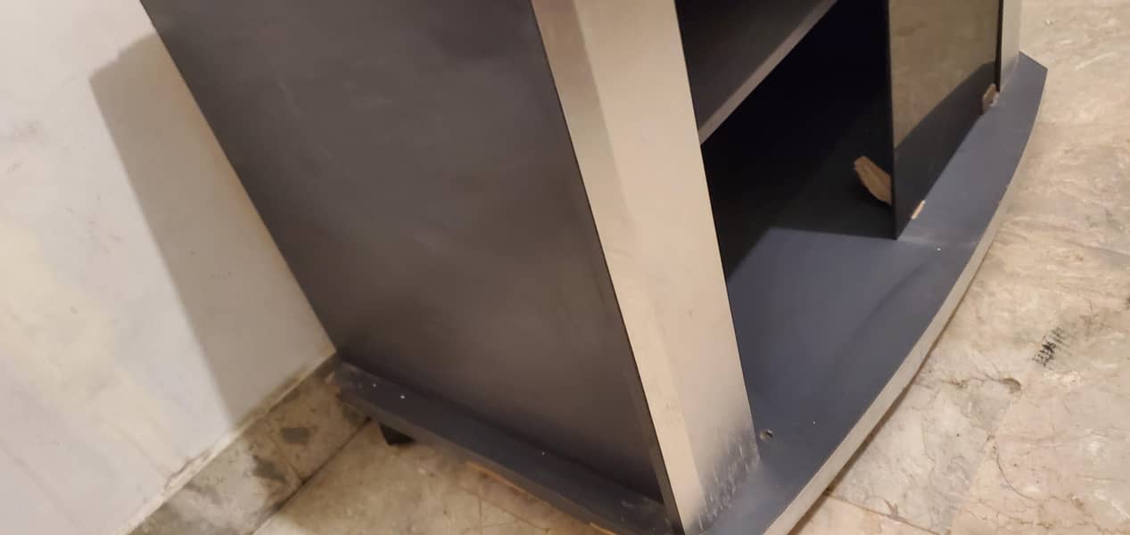 tv table good condition 4