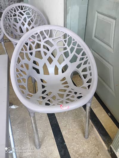 4 Plastic chairs with Table