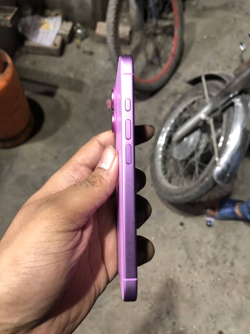 Apple iPhone 16 3