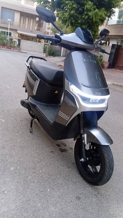 Revoo A11 model 2025 electric scooter