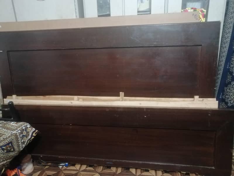 King size bed 0