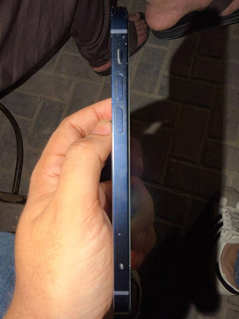 Apple iPhone 12 4