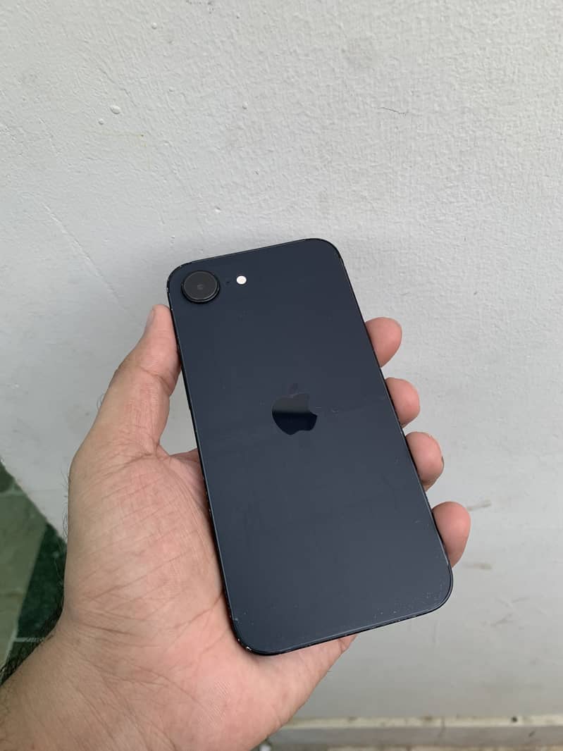 Apple iPhone 16e 1