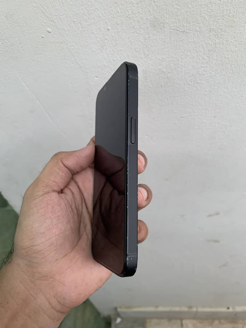 Apple iPhone 16e 2
