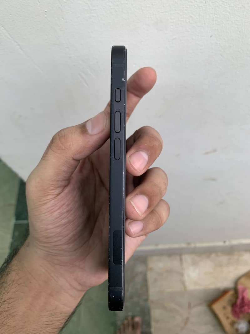 Apple iPhone 16e 3