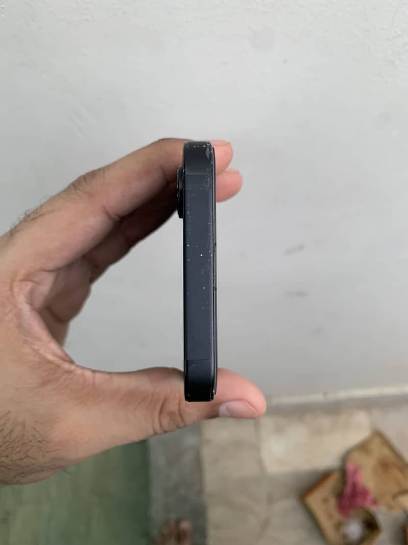 Apple iPhone 16e 4