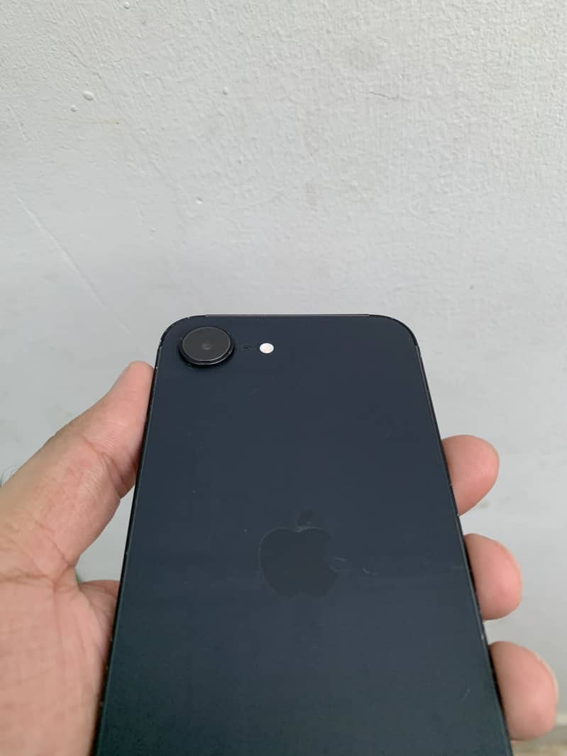 Apple iPhone 16e 5