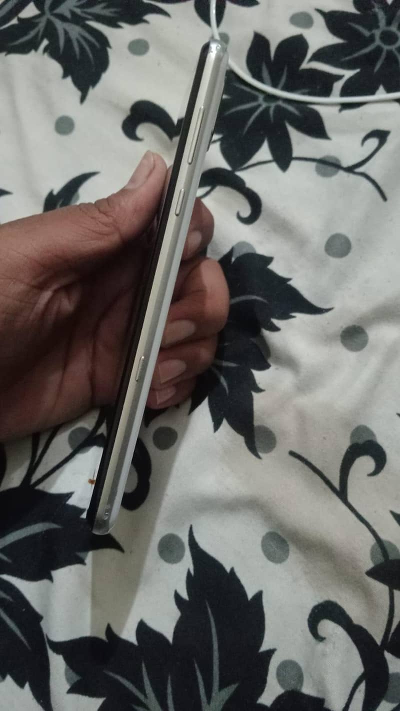 sharp Aquos r3 4