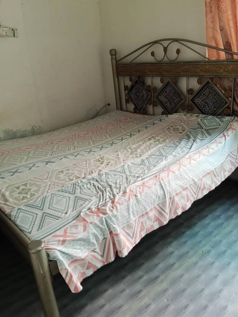iron bed 0