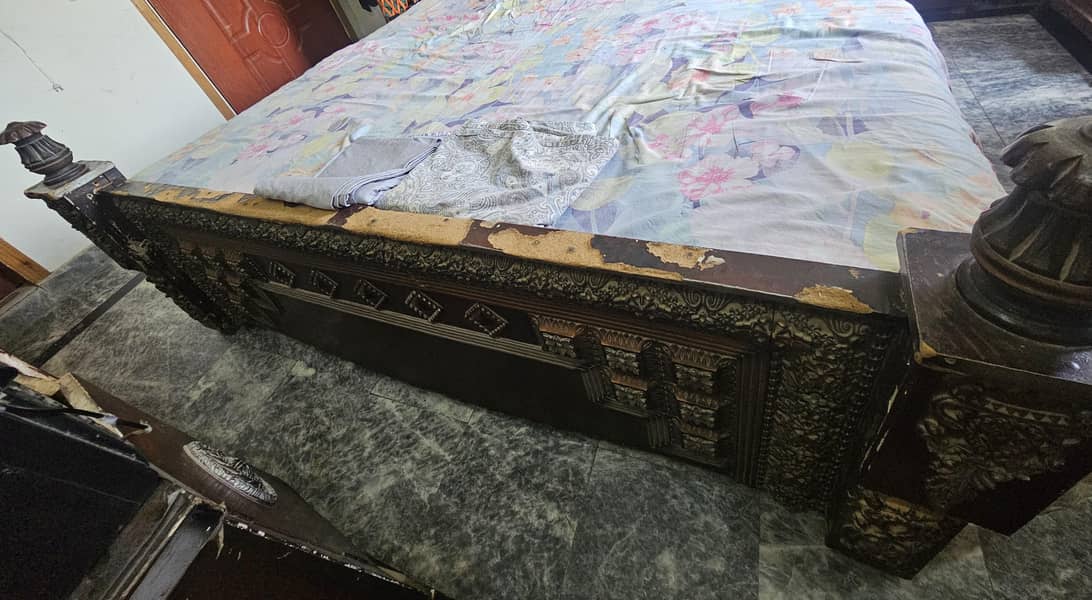  مضبوط اور اچھی حالت میں بیڈ سیٹ فروخت کے لیے 1