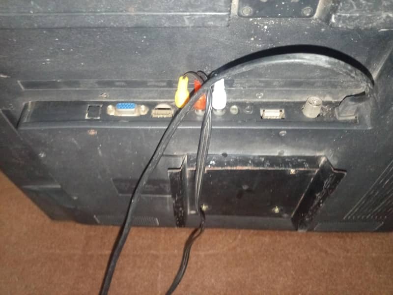 good conditioned lcd tv 2