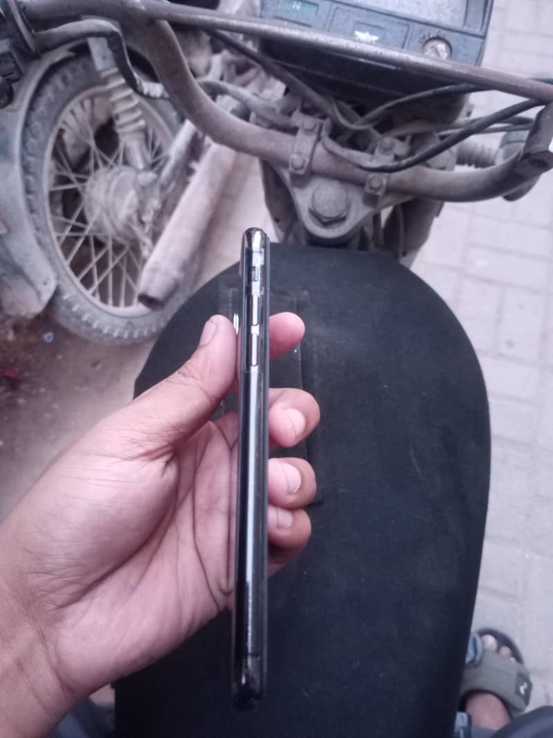 Apple iPhone X 4