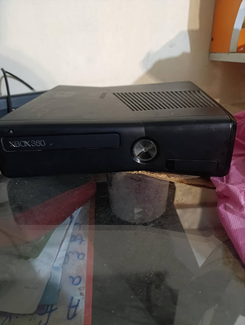 Xbox 360 with 500 games, 4 controller & 1300 GB space 0