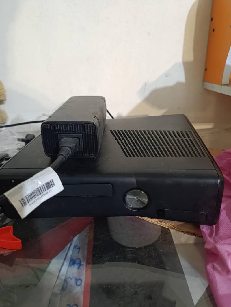 Xbox 360 with 500 games, 4 controller & 1300 GB space 2