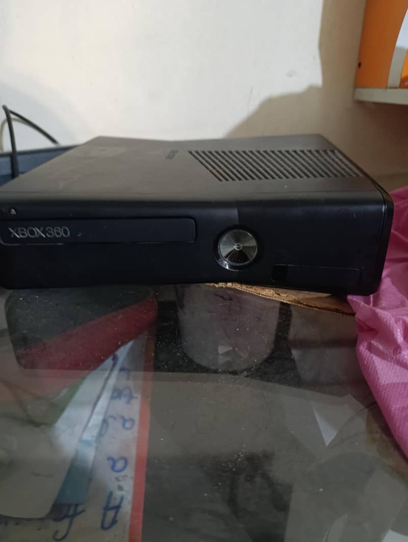 Xbox 360 with 500 games, 4 controller & 1300 GB space 3