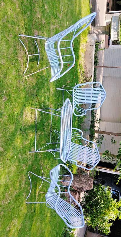 4  Lawn Chairs almost new with table