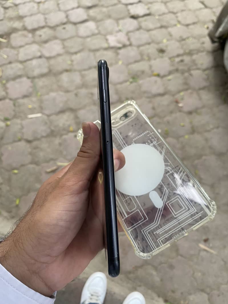 Apple iPhone 7 Plus 1